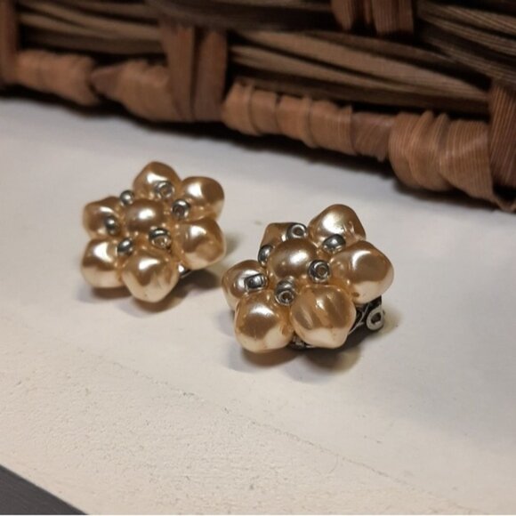 Vintage Earrings Faux Pearl Cluster Beaded Flower 90s Clip On Silver Jewelry - Picture 2 of 10